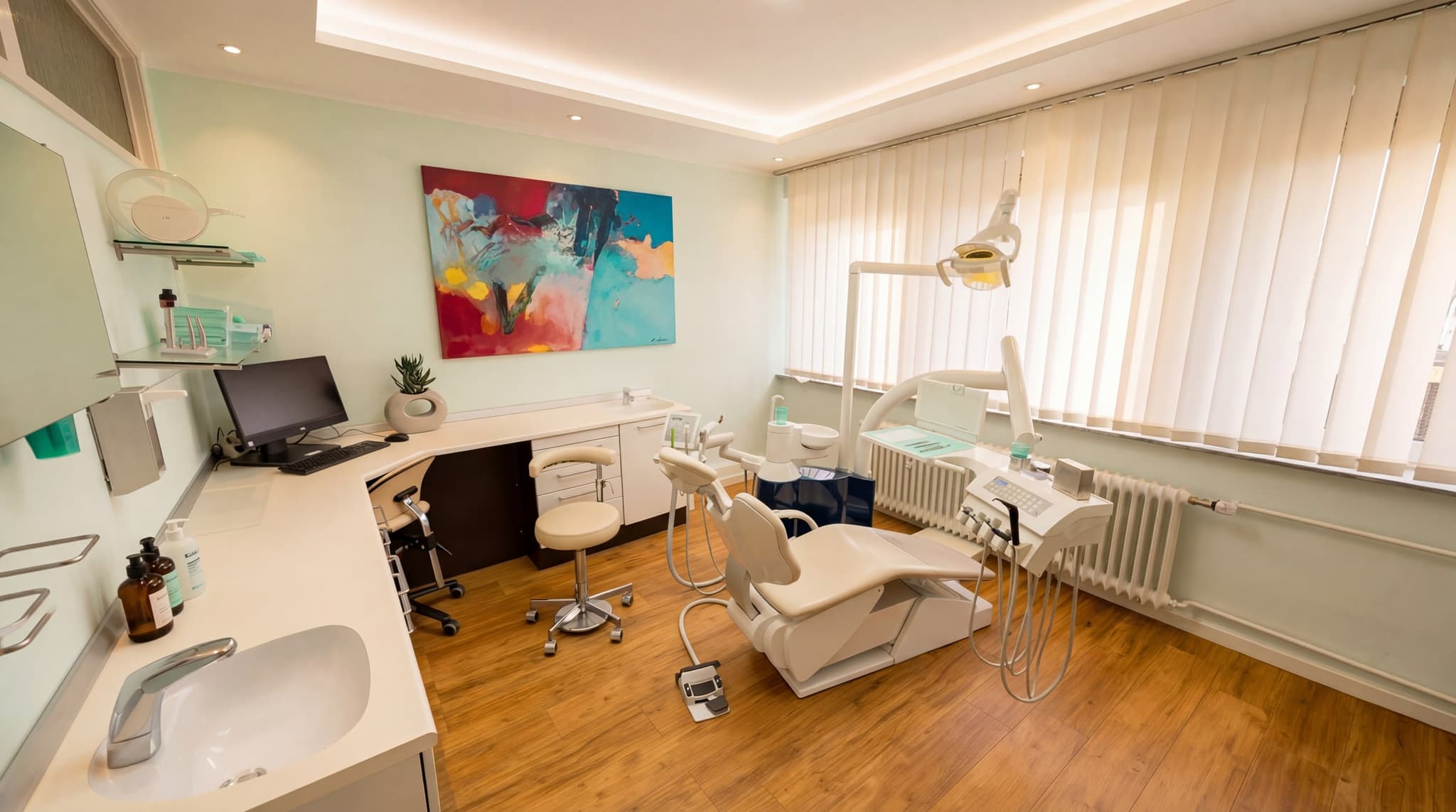 Zweiter Behandlungsraum mit modernem Gemälde