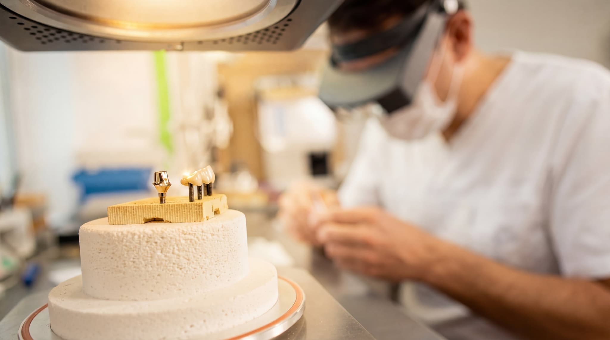 Eigenes Praxis-Labor — Implantat-Abutments werden in Präzisionsarbeit gefertigt