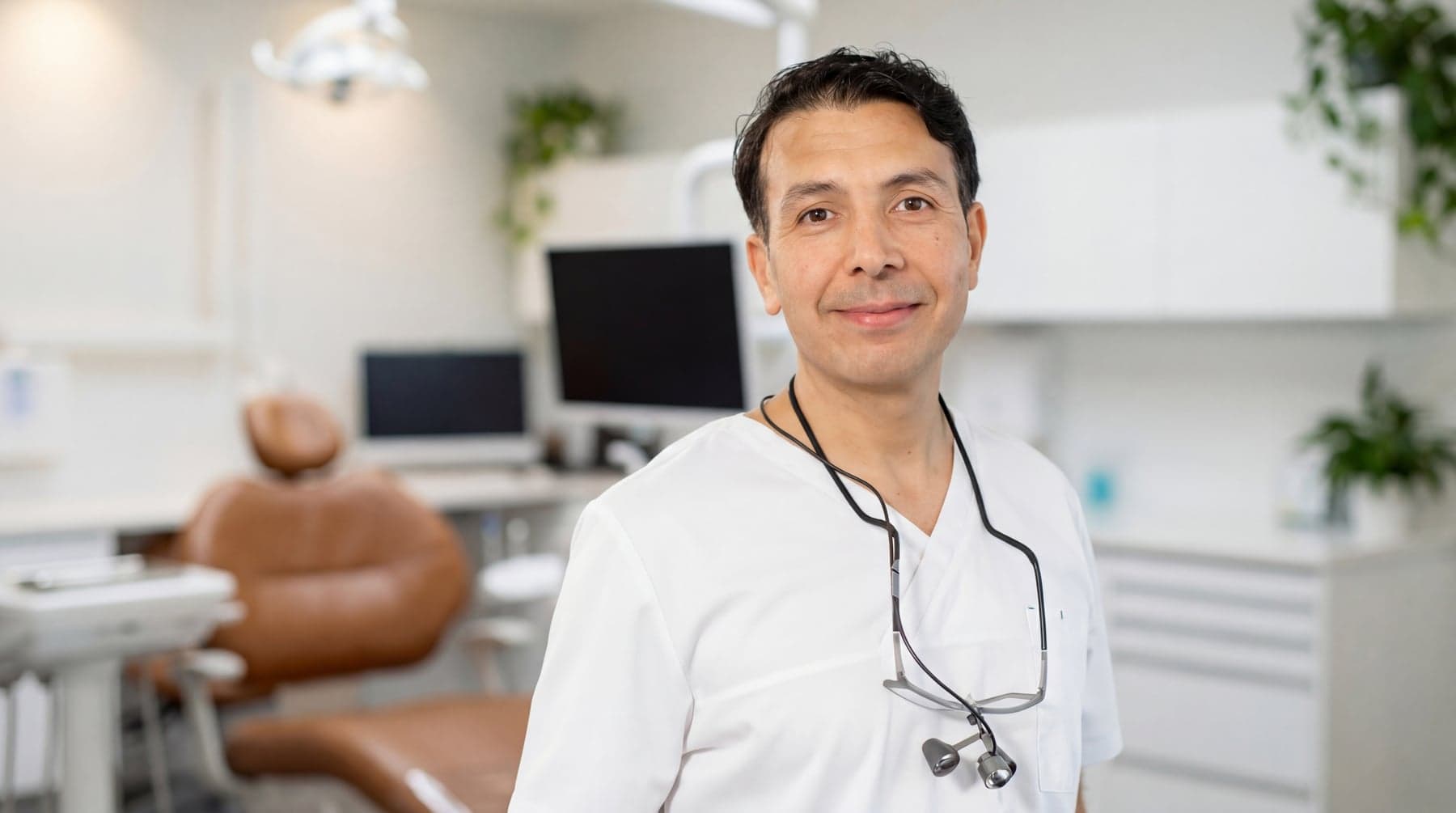 Dr. med. dent. Hamed Hakimi mit Lupenbrille — Implantologie-Spezialist