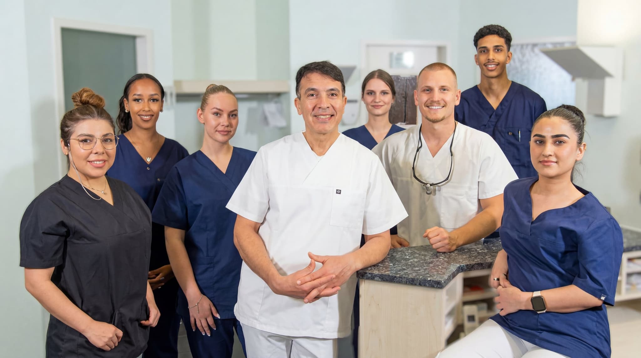 Das gesamte Team der Praxis Dr. Hakimi — 8 Fachkräfte